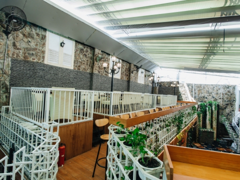 Bên trên tầng lầu