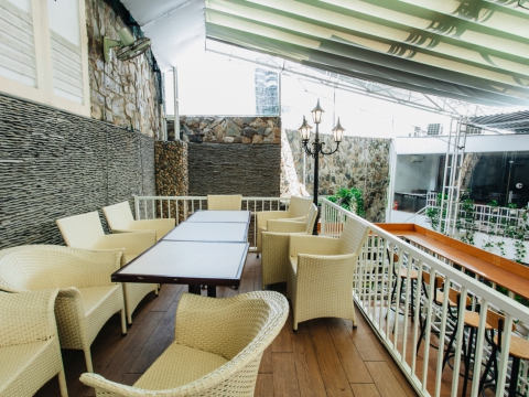 Bên trên tầng lầu